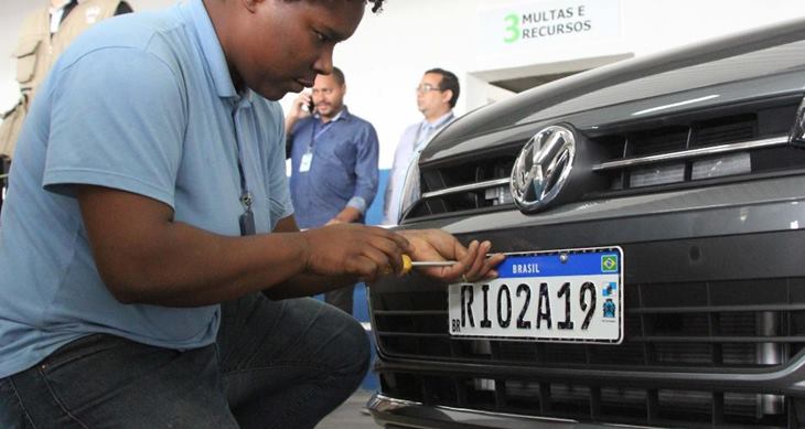 Contran simplifica regras para implantação das novas placas de veículos