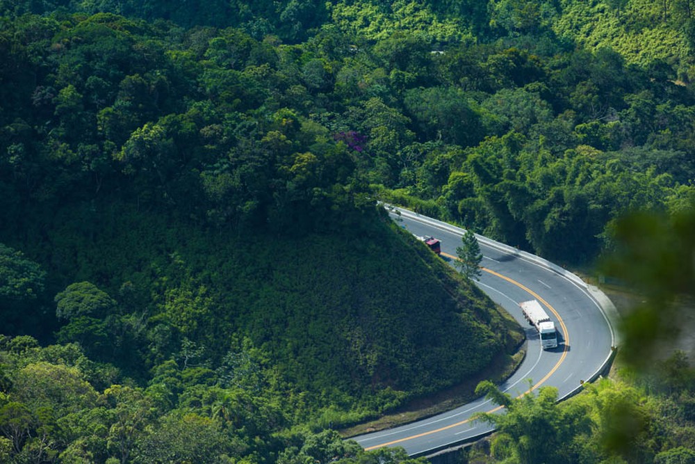 DER restringe circulação de veículos de carga na Tamoios no verão