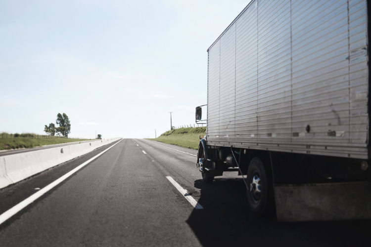 Demanda por transporte rodoviário de cargas no Brasil tem 1º recuo em um mês
