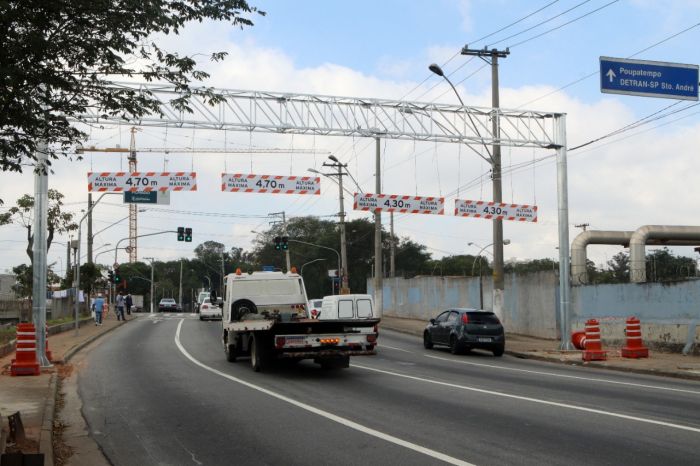 Prefeitura de Santo André reduz altura para passagem de veículos sob o viaduto Adib Chammas