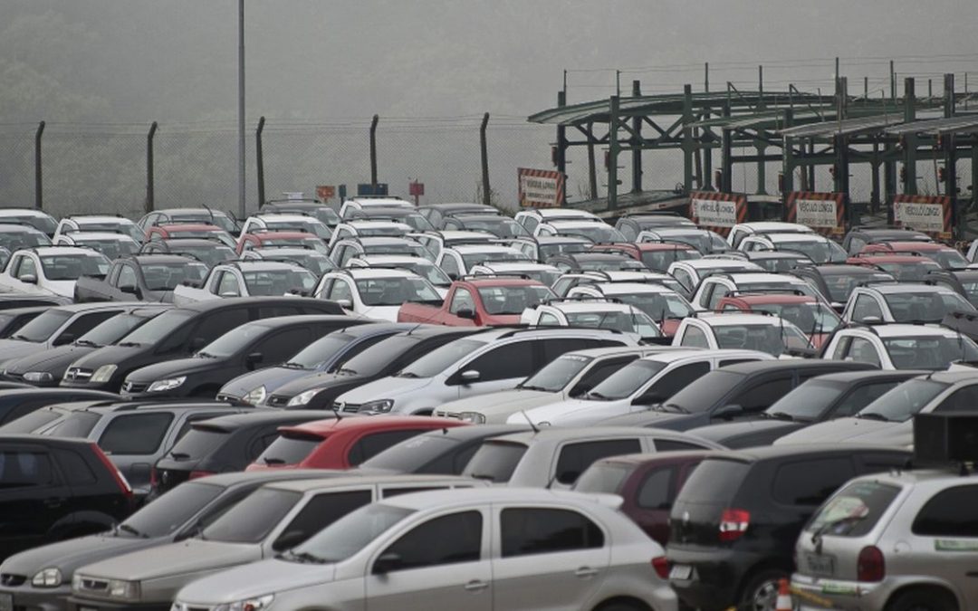 Emplacamento de automóveis e de veículos leves tem queda de 17,85%